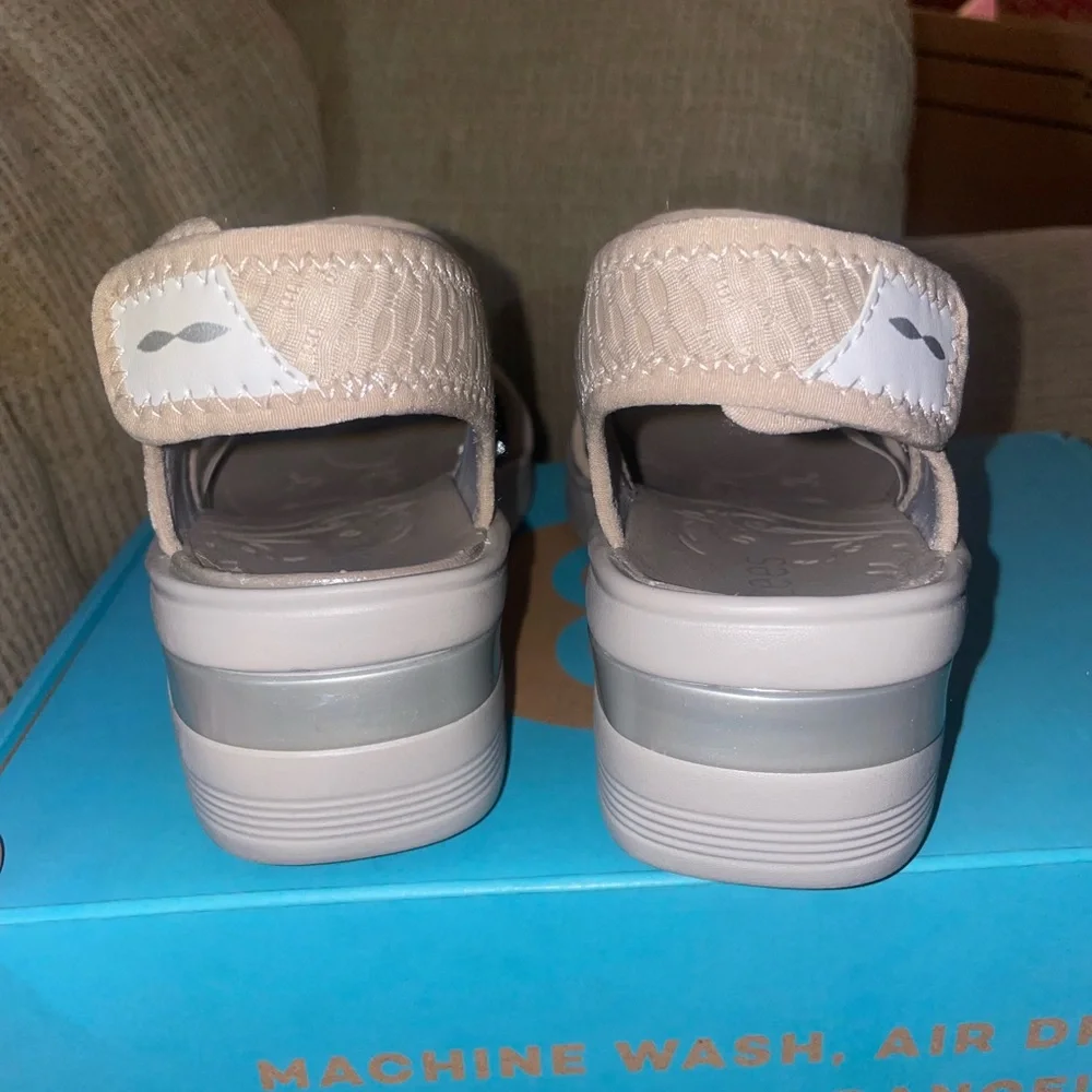 Bzees Dream Light Beige Textured Sandals-New-Size 6 - Picture 3 of 9
